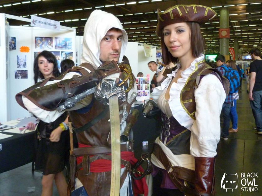 Seith et Vela Cosplay dans leurs costumes d'Assassin's Creed