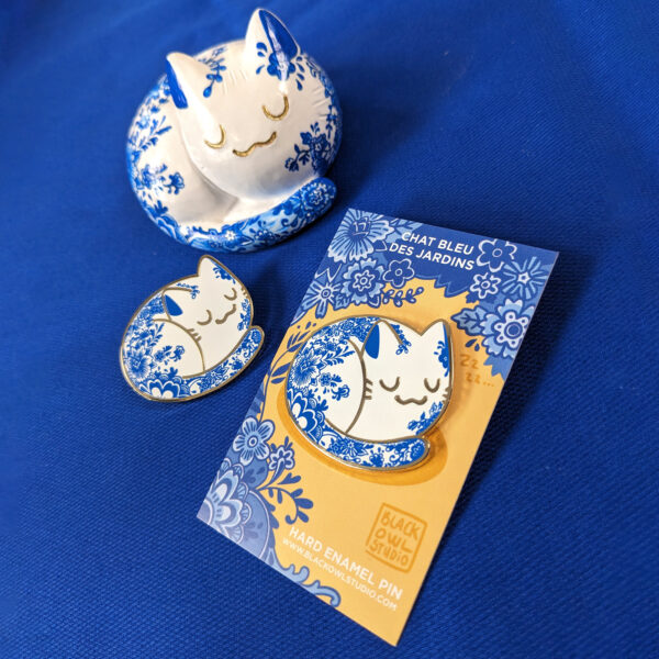 Pin's Chat Bleu des Jardins (Hard Enamel) – Image 5