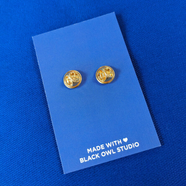 Pin's Chat Bleu des Jardins (Hard Enamel) – Image 3